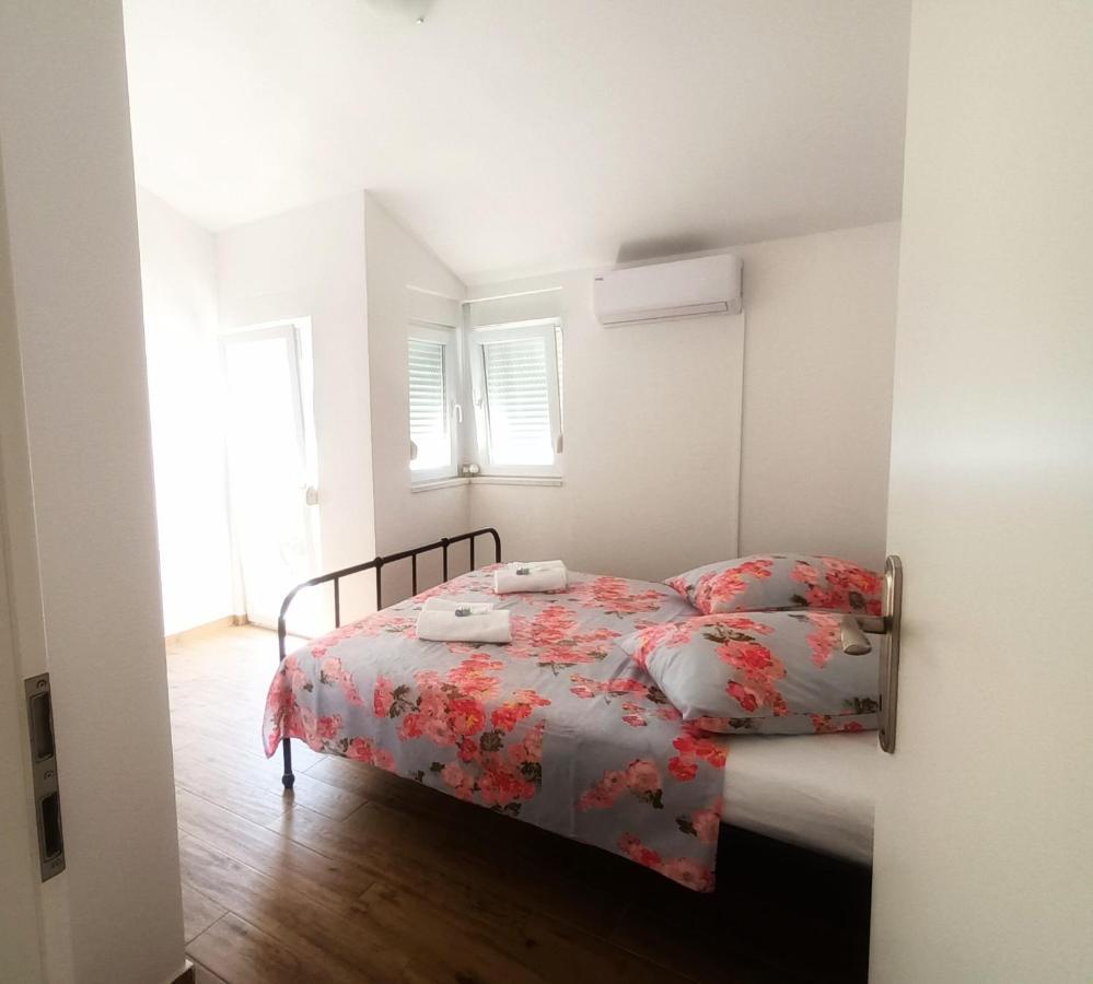 Appartamento Holiday Beach House Grebaštica Esterno foto